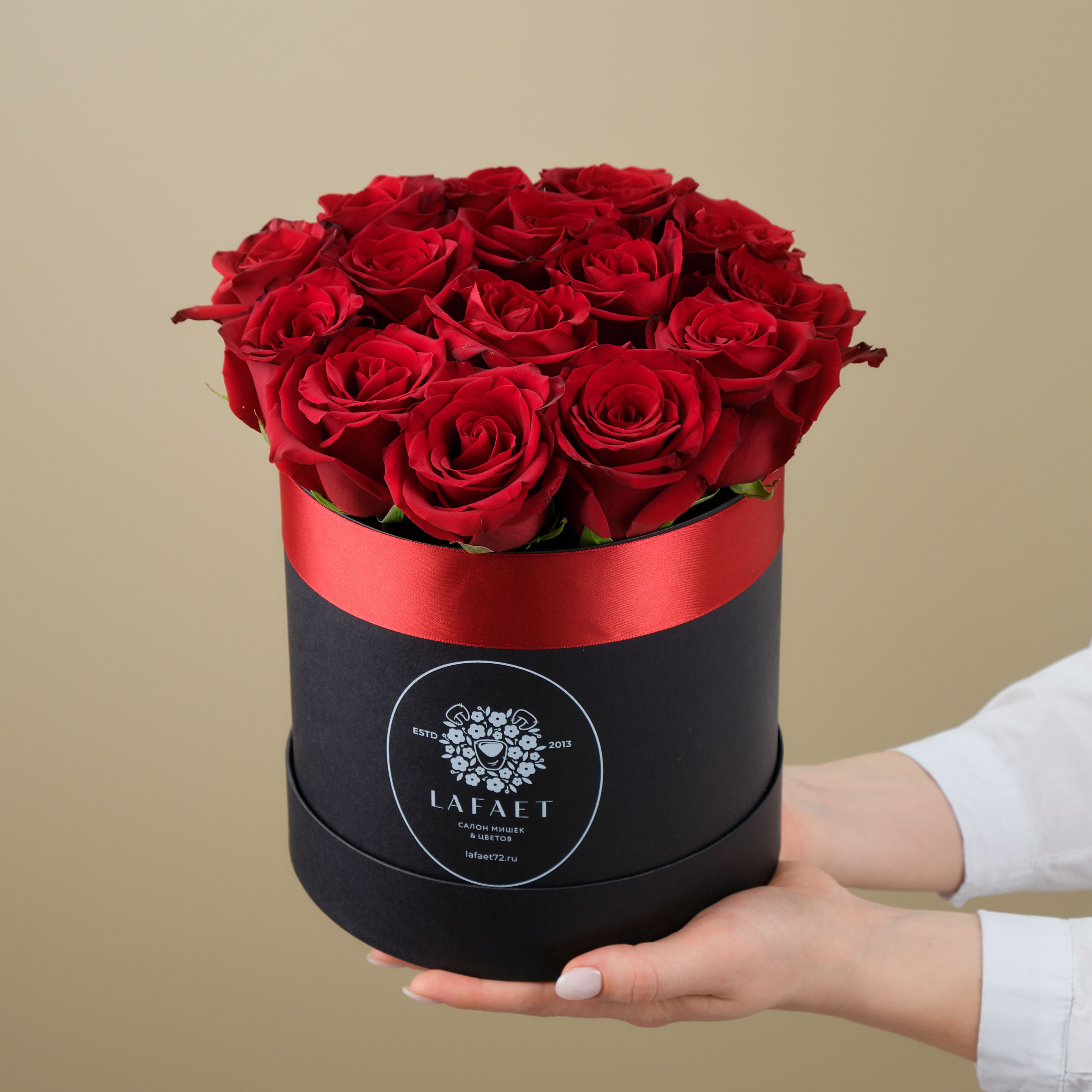 Шляпная коробка красных роз