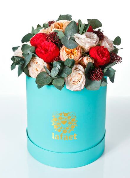 Шляпная коробка № 15 с пионовидными розами
