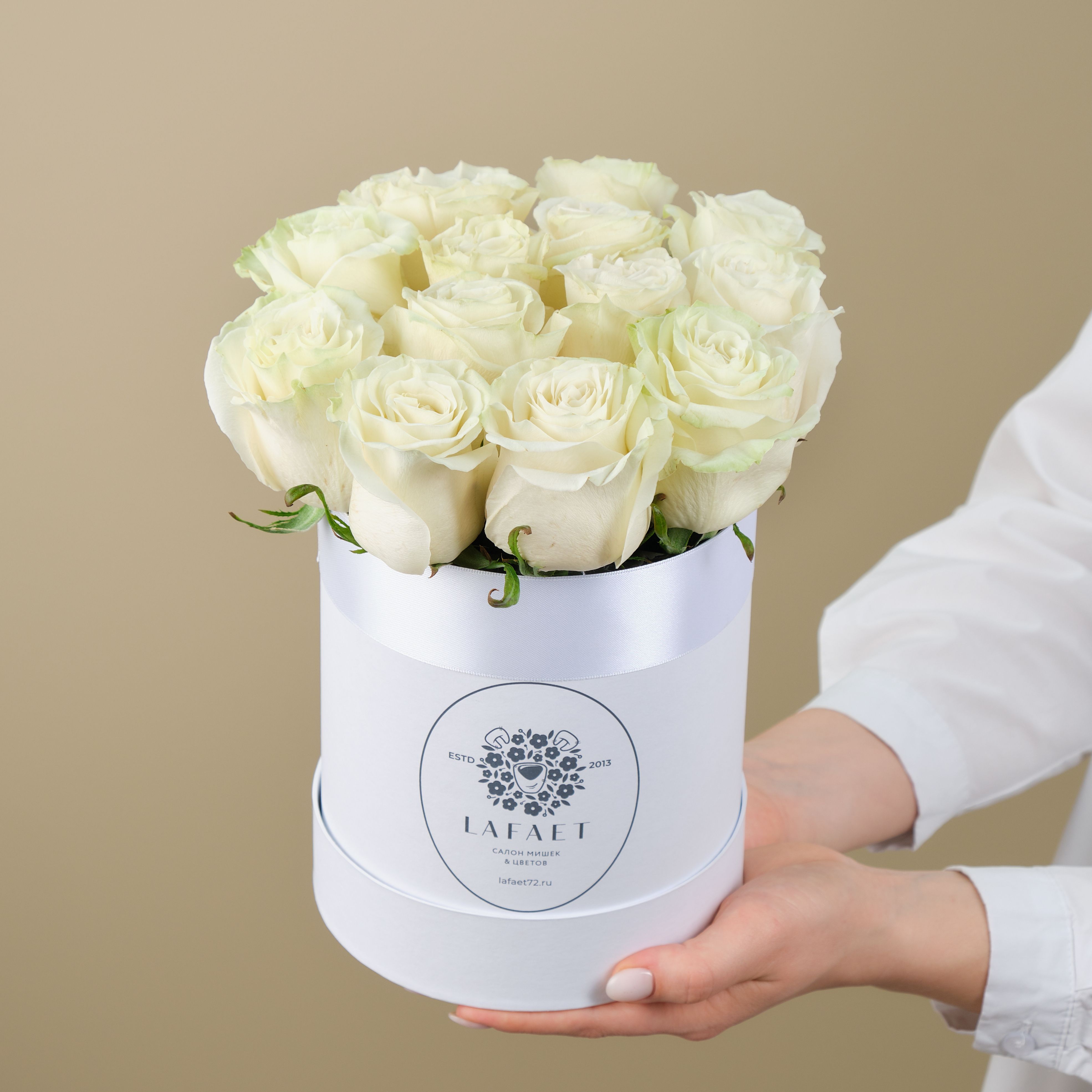 Розы в коробке White №139