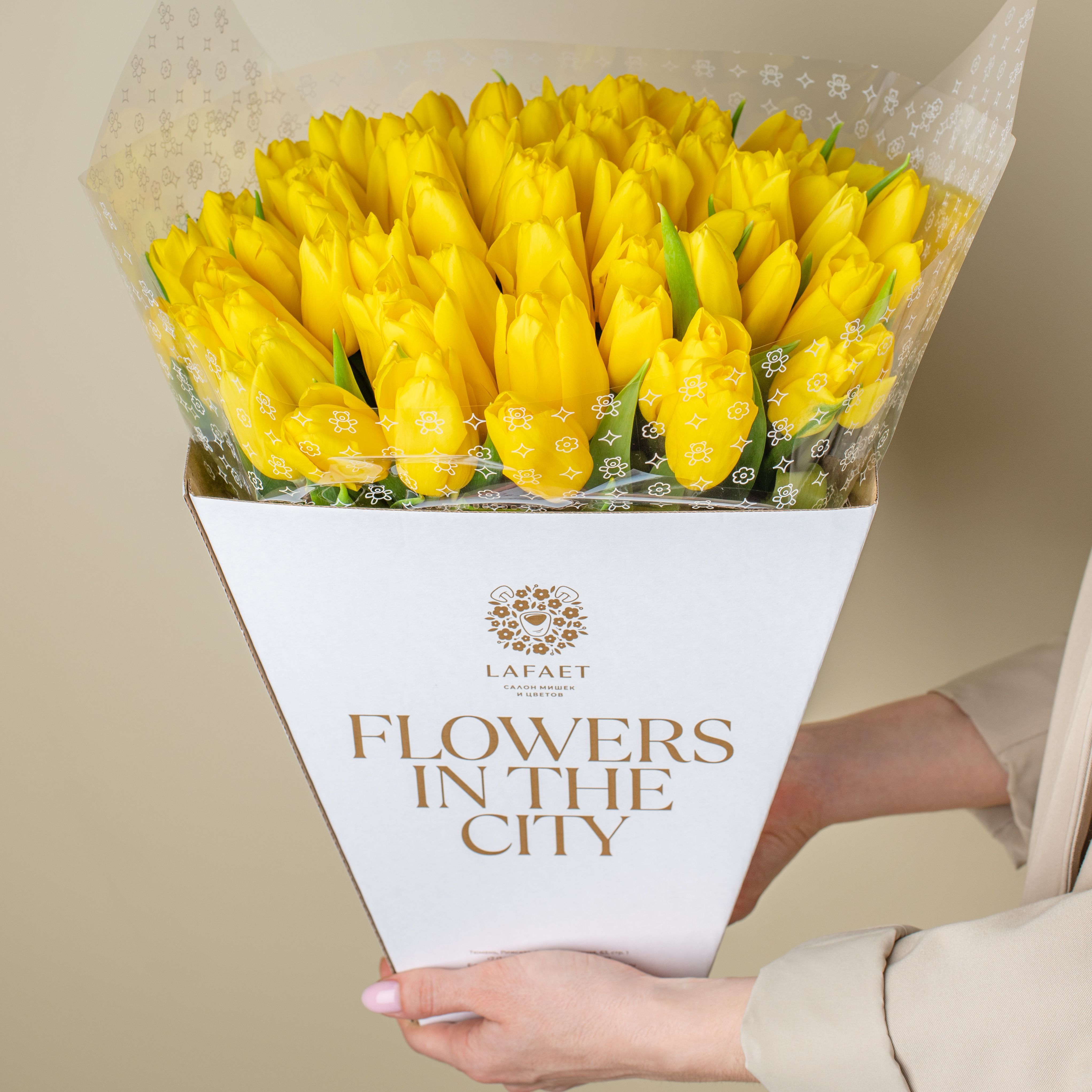 Желтые тюльпаны в фирменной коробке №176