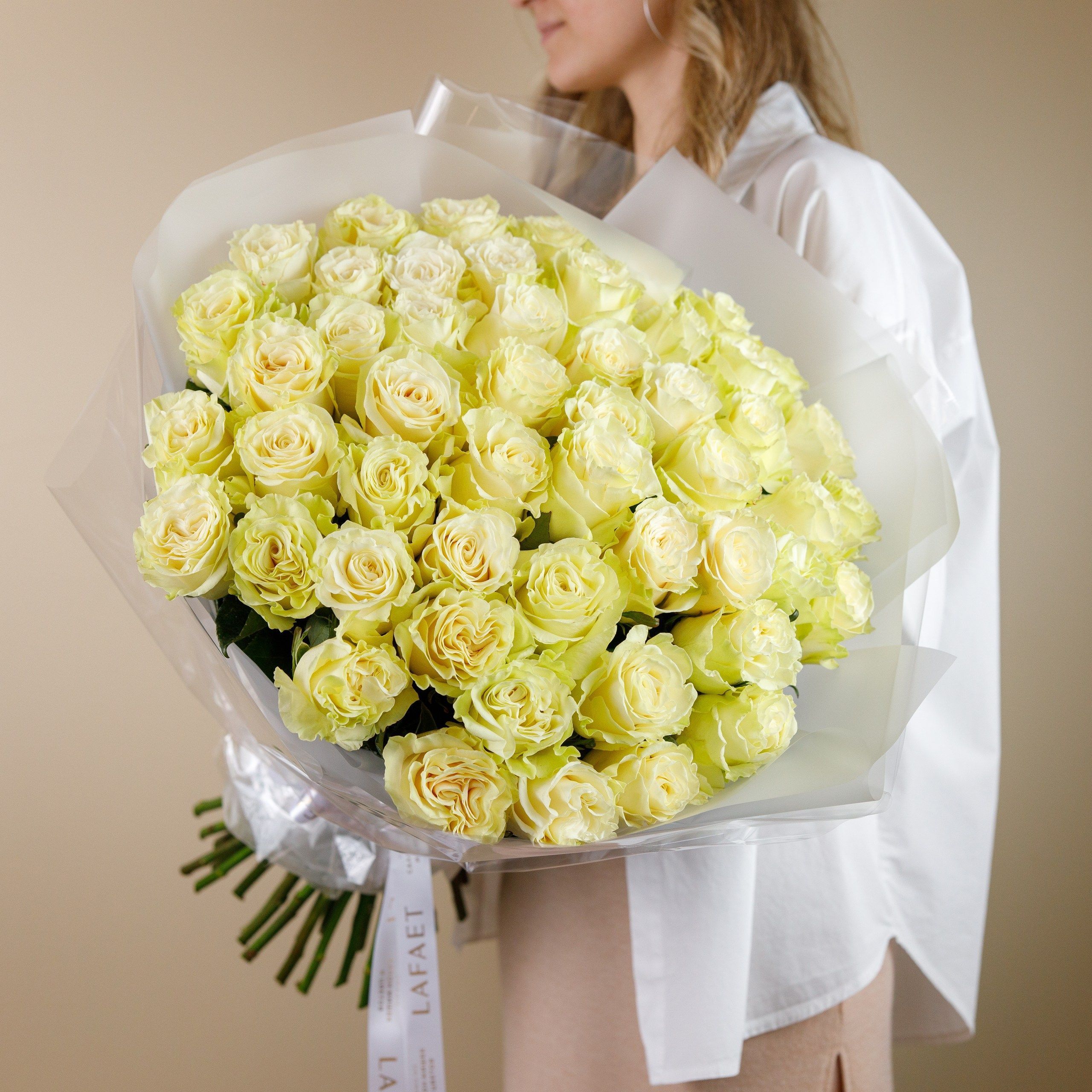 51 элитная белая роза Mondial в упаковке
