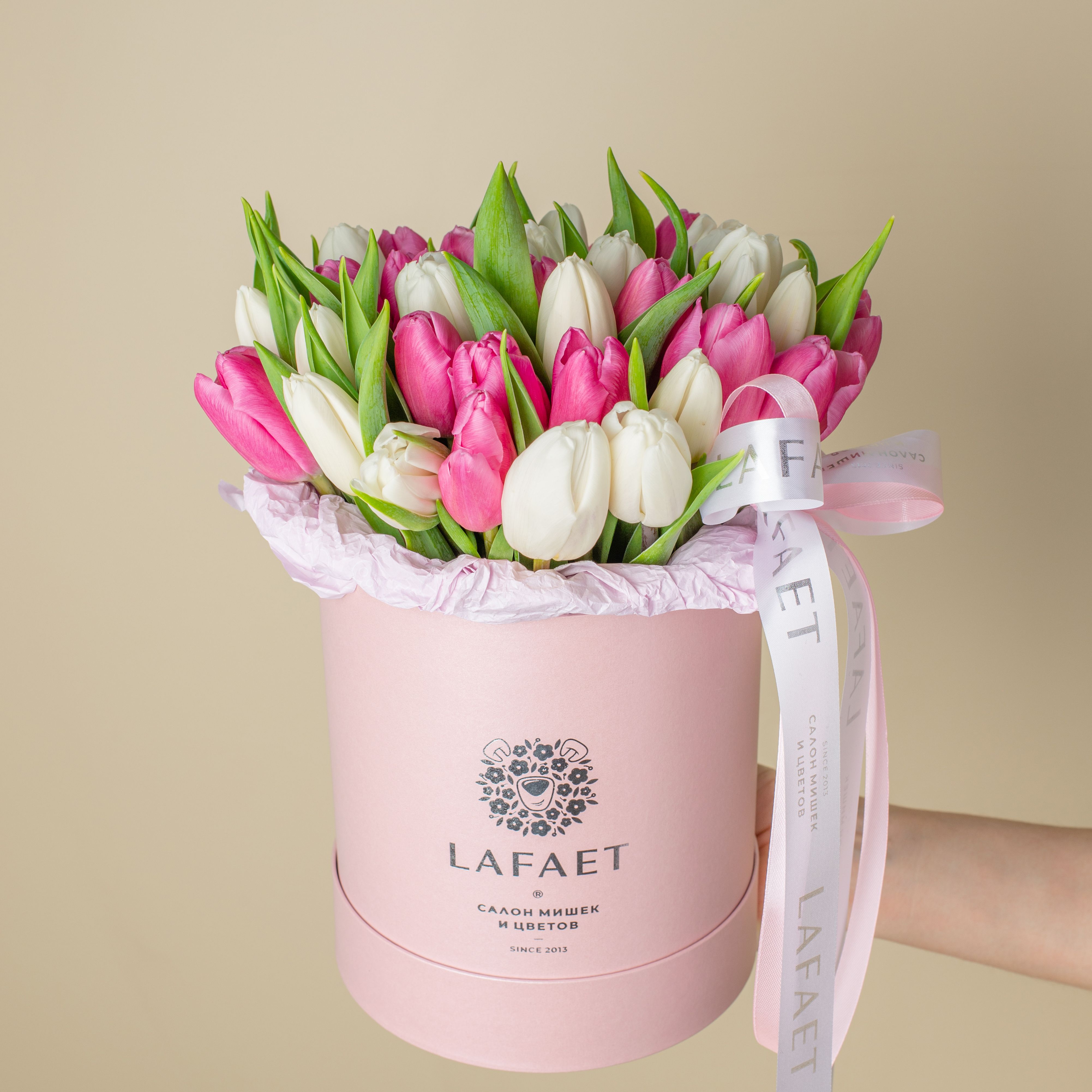 Тюльпаны розово-белые в коробке №179