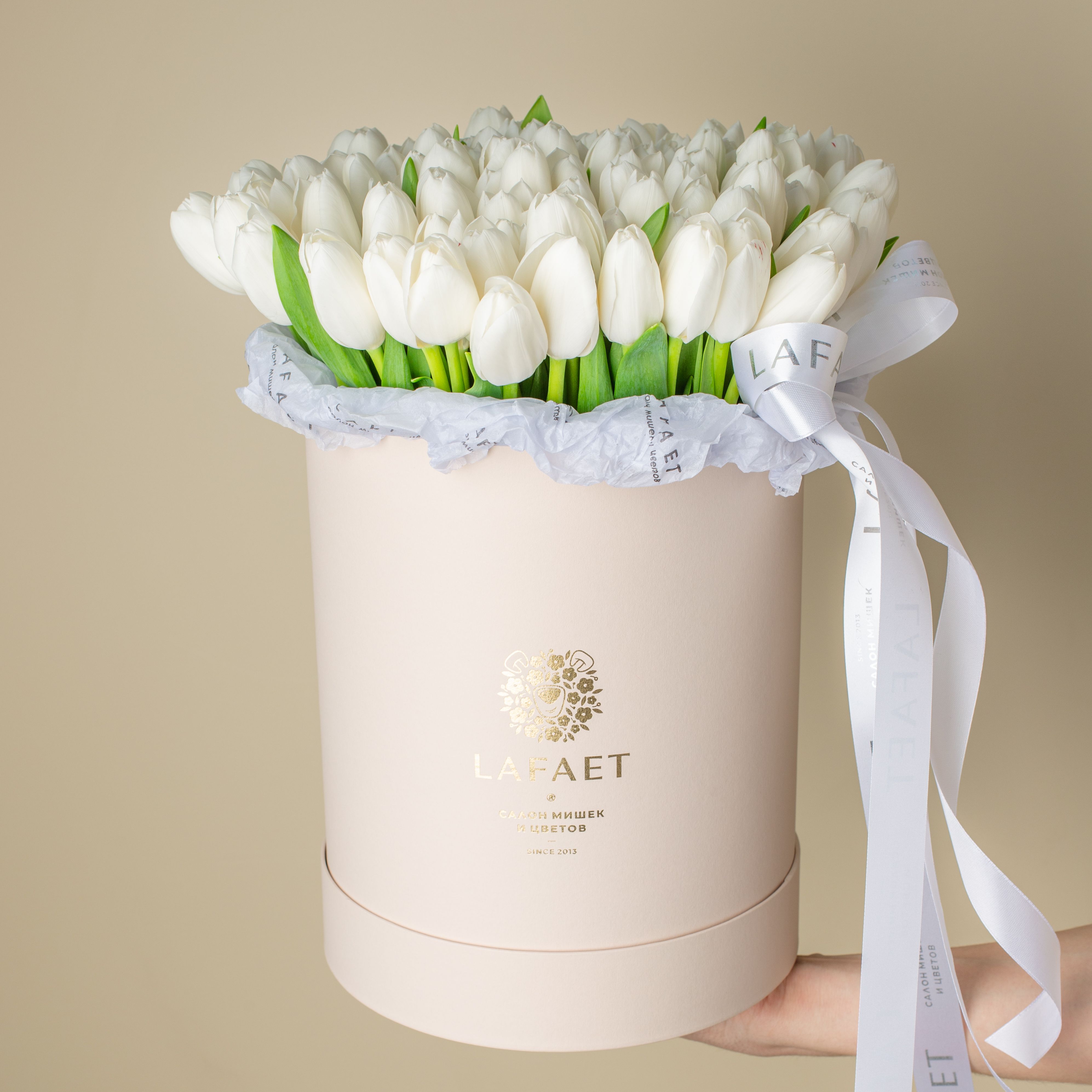 Тюльпаны белые в большой коробке №180