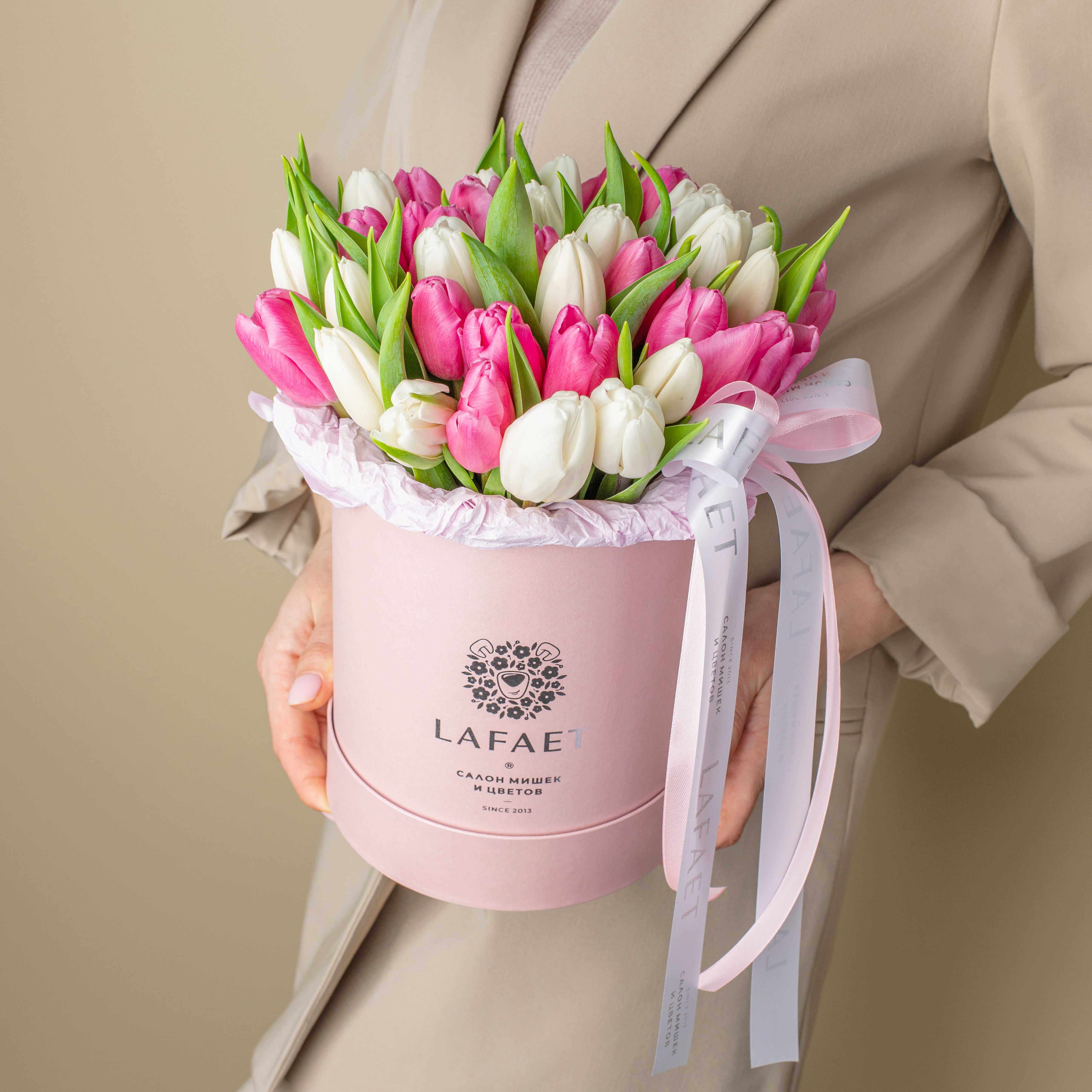 Тюльпаны розово-белые в коробке №179