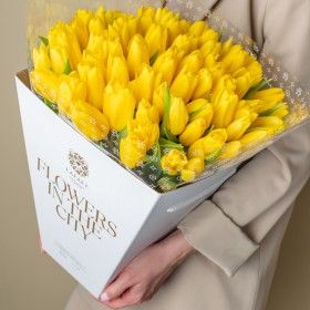 Желтые тюльпаны в фирменной коробке №176